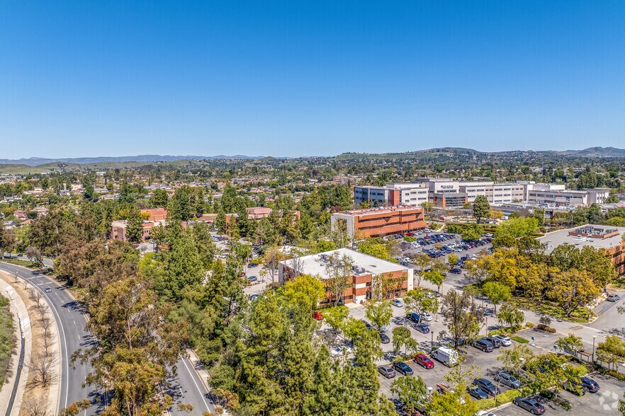 More Photos Of 2100 Lynn Rd, Thousand Oaks Medical For Lease