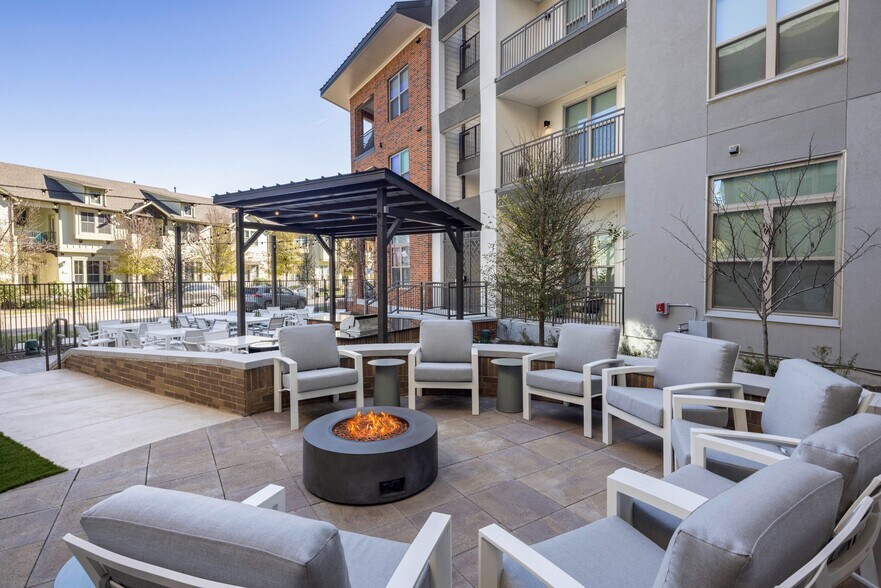 More Photos Of 1911 Philomena St, Austin Apartments For Lease