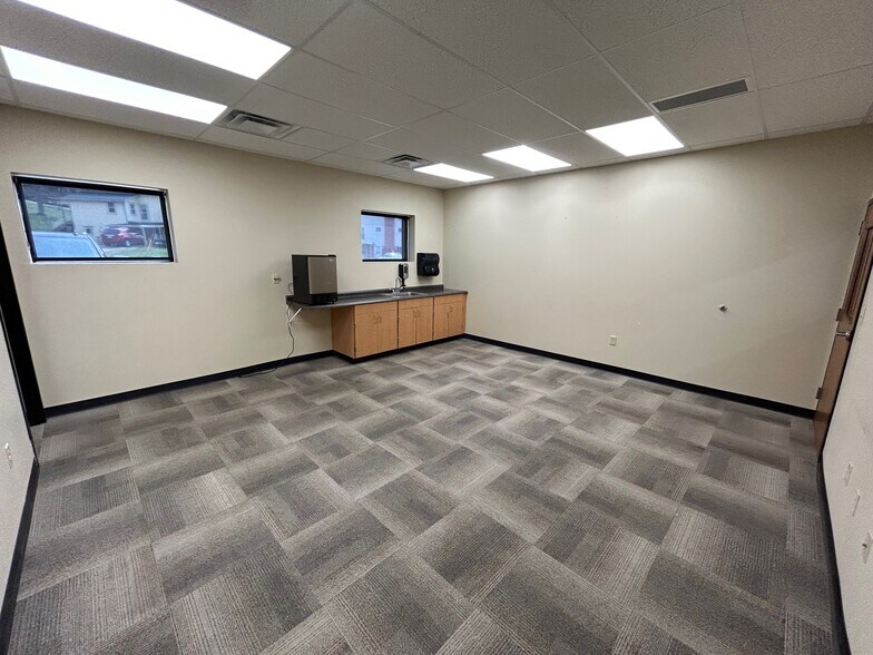 More Photos Of 101 Rathbone Rd, Marietta Flex For Sale