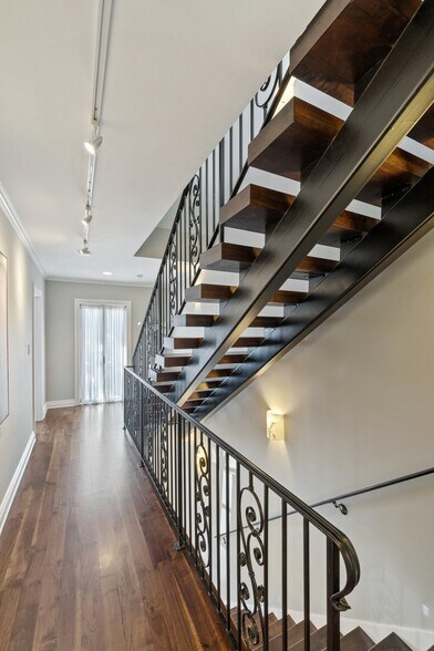 More Photos Of 1810 W 35th St, Austin Specialty For Sale