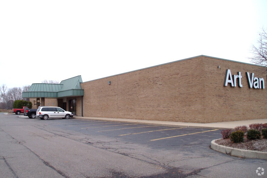 More Photos Of 4095 E Court St, Burton Freestanding For Lease