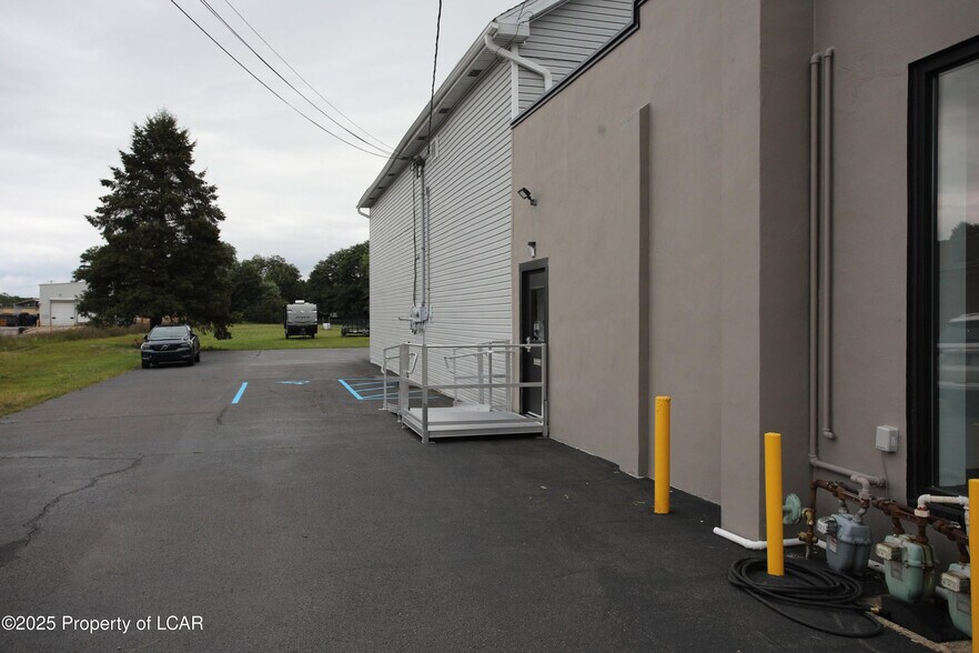 More Photos Of 131 W 8th St, Wyoming Office For Lease