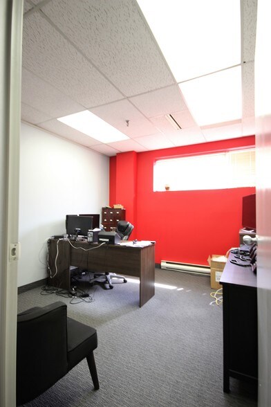 More Photos Of 1701 Woodward Dr, Ottawa Office For Lease