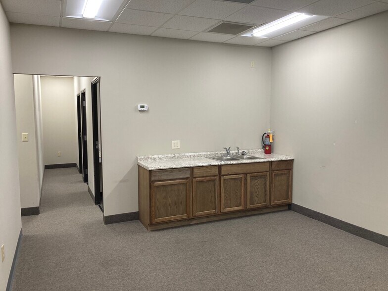 More Photos Of 1411 Plaza West Rd, Winston-Salem Medical For Lease