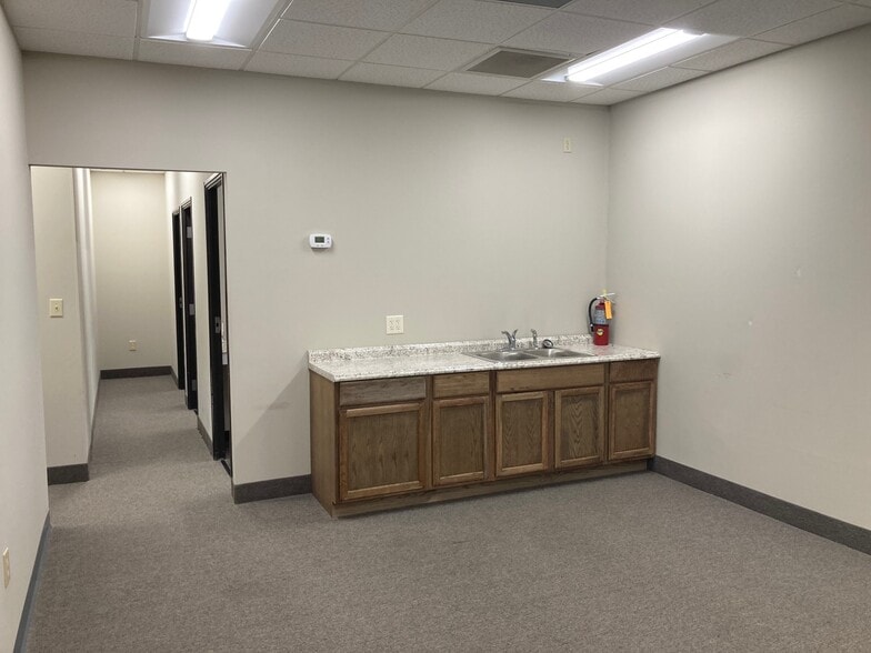 More Photos Of 1411 Plaza West Rd, Winston-Salem Medical For Lease