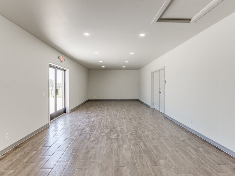 More Photos Of 18608 NE 23rd St, Harrah Light Distribution For Lease