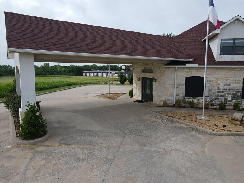 Primary Photo Of 1700 Gallagher Dr, Sherman Medical For Sale