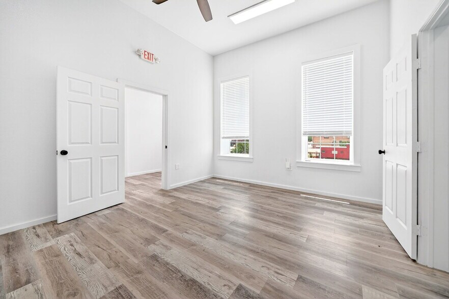 More Photos Of 201 N Bois D Arc St, Forney Storefront For Sale