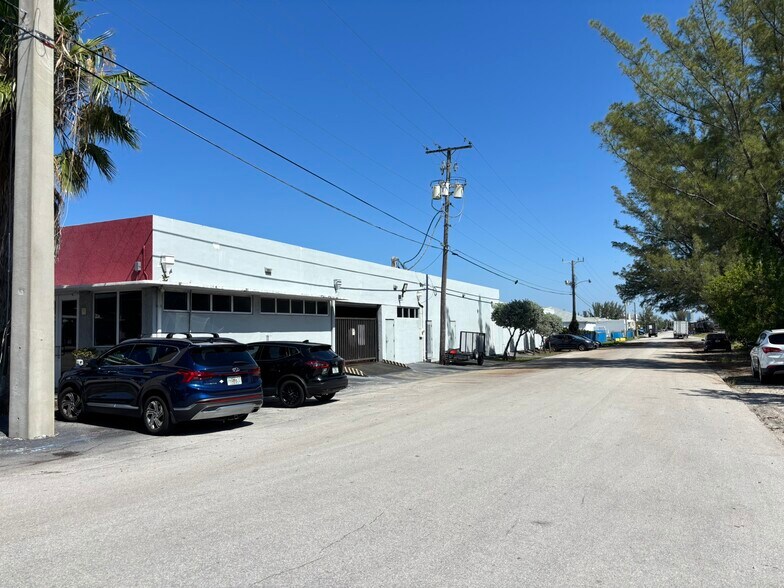 More Photos Of 111 SW 33rd St, Fort Lauderdale Warehouse For Lease