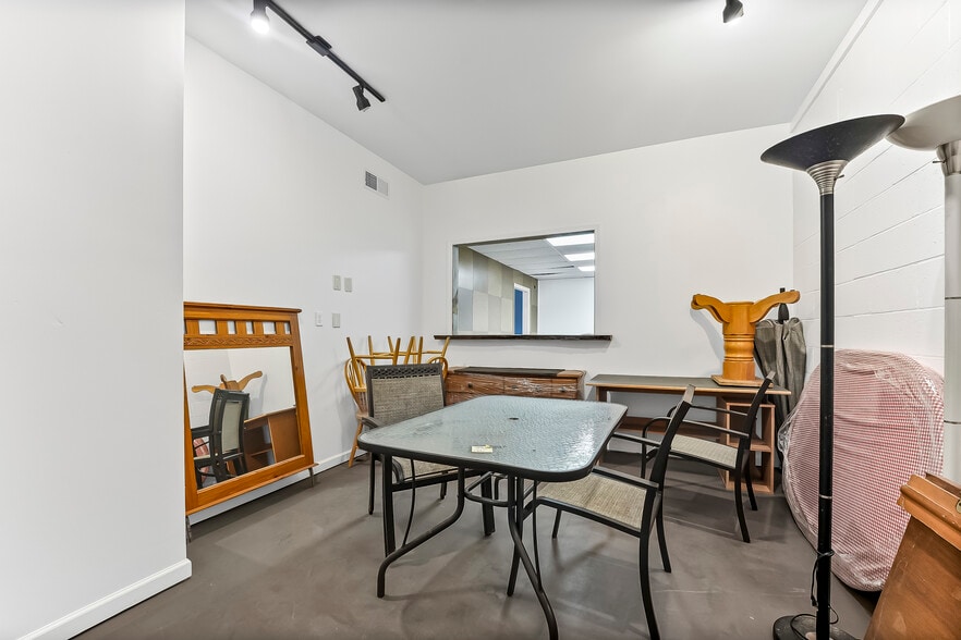 More Photos Of 935 Chestnut St, Gap Showroom For Sale