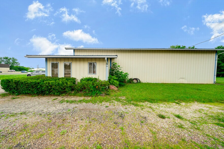 More Photos Of 305 W Scenic Rivers Blvd, Salem Specialty For Sale