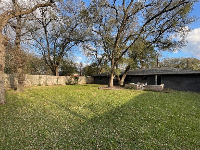 More Photos Of 408 Wilson Rd, Conroe Loft Creative Space For Lease