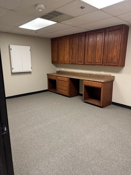 More Photos Of 2400 Lakeview Dr, Amarillo Office For Sale