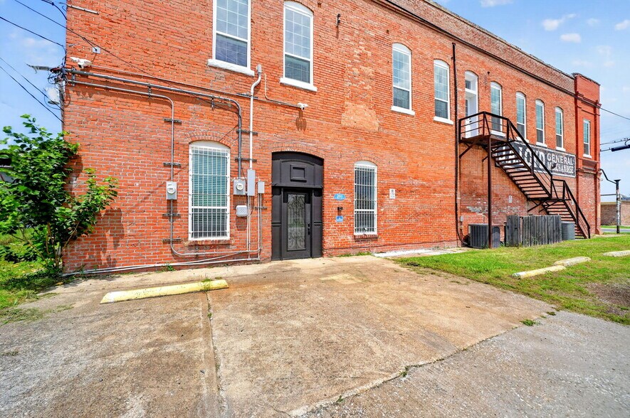 More Photos Of 201 N Bois D Arc St, Forney Storefront For Sale