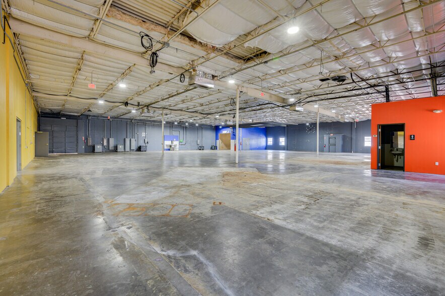 More Photos Of 3300 Lawnwood St, Fort Worth Warehouse For Sale