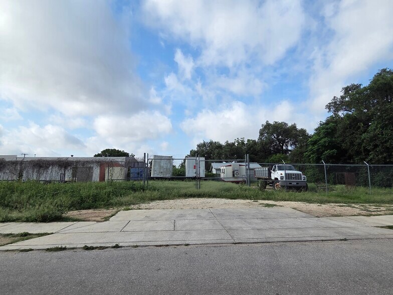 More Photos Of 2727 N St Marys St, San Antonio Service For Sale