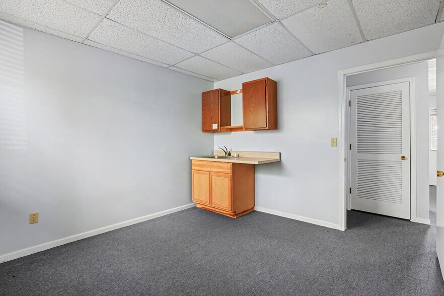 More Photos Of 13010 White Ave, Grandview Office For Sale