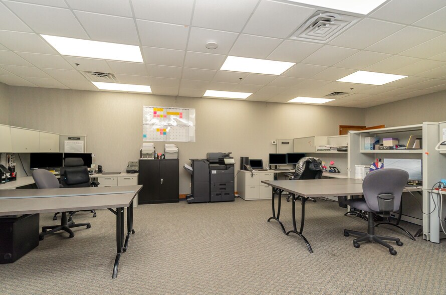 More Photos Of 6006 Westside Saginaw Rd, Bay City Office For Sale
