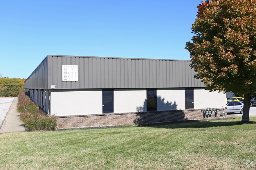 More Photos Of 4310-4346 E 142nd St, Grandview Warehouse For Lease