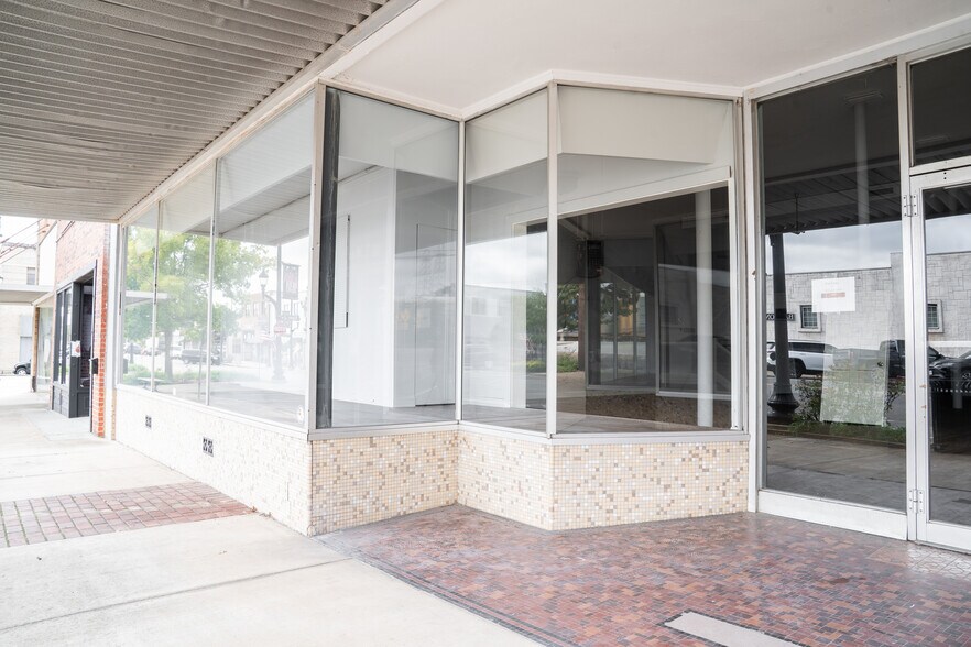 More Photos Of 106 E Main St, Kilgore Freestanding For Lease