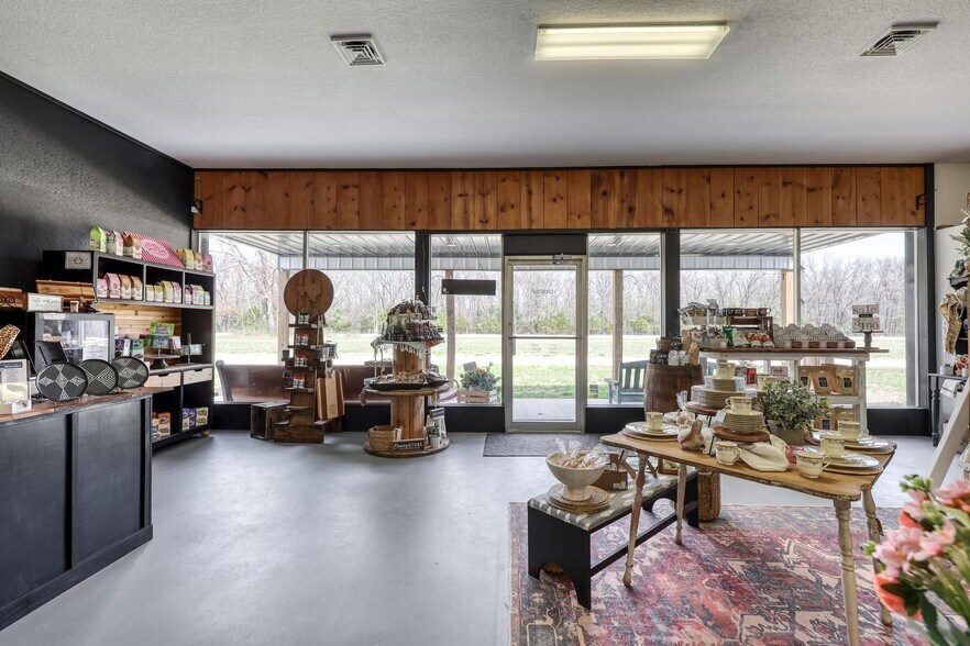 More Photos Of 8637 Oxbow Ln, Neosho Storefront Retail Residential For Sale