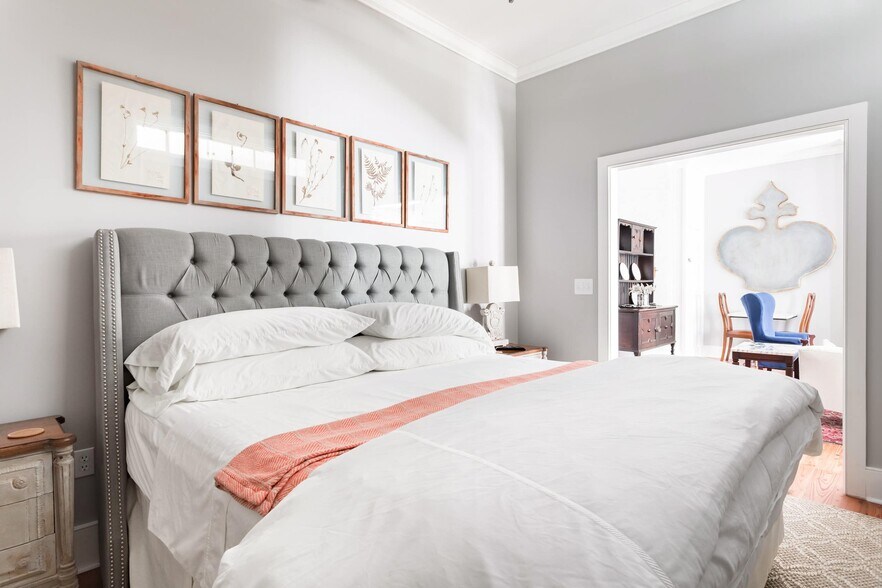 More Photos Of 344 King St, Charleston Storefront Retail Residential For Sale