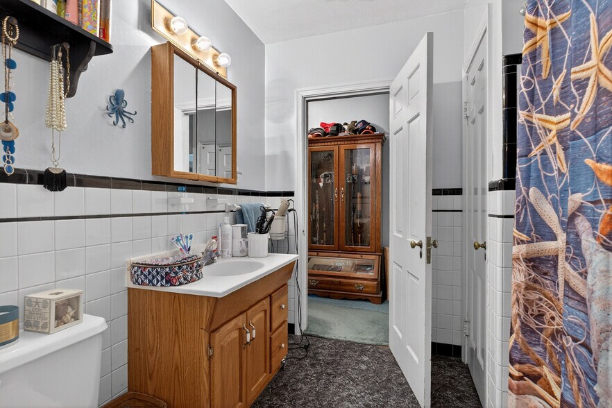 More Photos Of 2870 King William Ave, West Point Flex For Sale