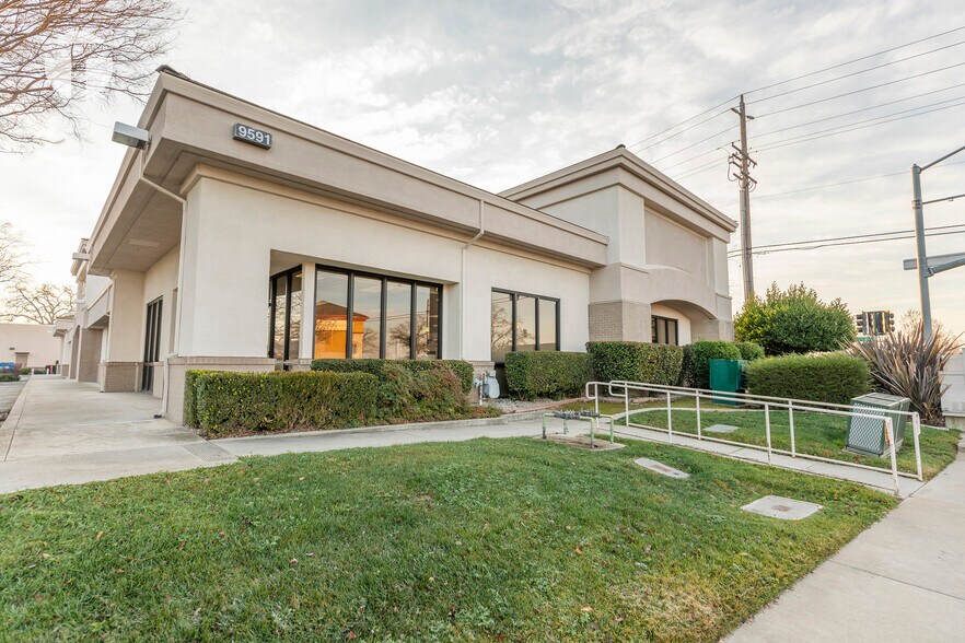 More Photos Of 9591 Laguna Springs Dr, Elk Grove Freestanding For Lease