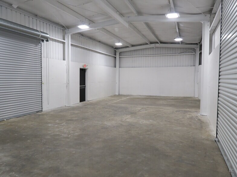 More Photos Of 5638 Star Ln, Houston Auto Dealership For Lease