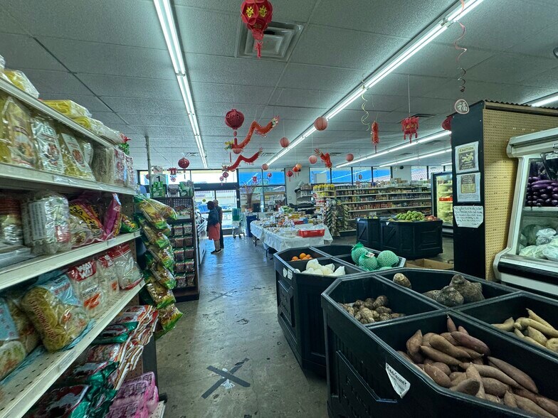 More Photos Of 21001-21015 Sherman Way, Canoga Park Freestanding For Lease