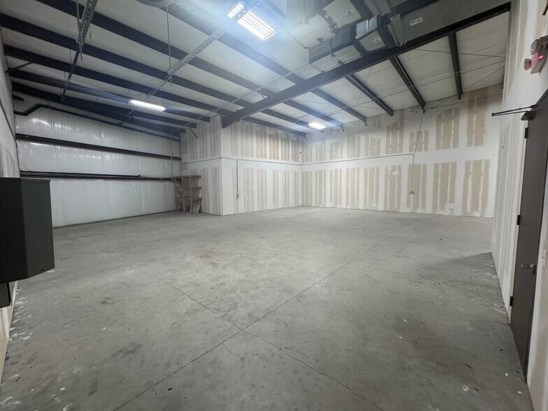 More Photos Of 3511 N Loop 336 E, Conroe Warehouse For Lease