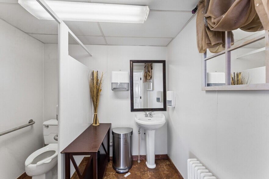 More Photos Of 62 Cove St, New Haven Specialty For Sale