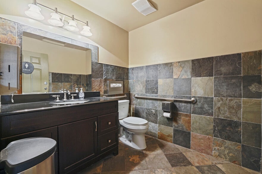 More Photos Of 621-627 13th St, Modesto Office For Lease