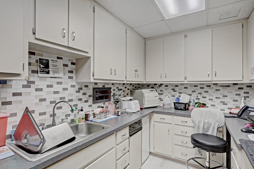 More Photos Of 3537 Forest Hill Blvd, West Palm Beach Medical For Lease