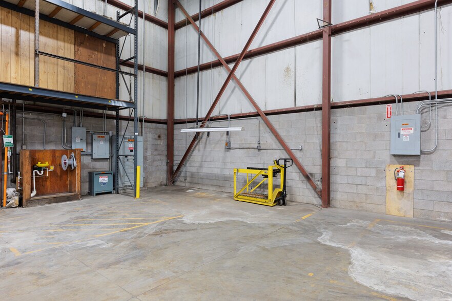 More Photos Of 479 Swanson Dr, Dresden Manufacturing For Lease