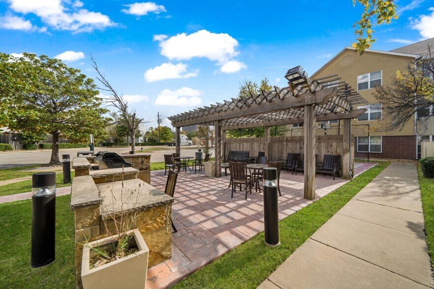 More Photos Of 9169 Markville Dr, Dallas Hotel For Sale