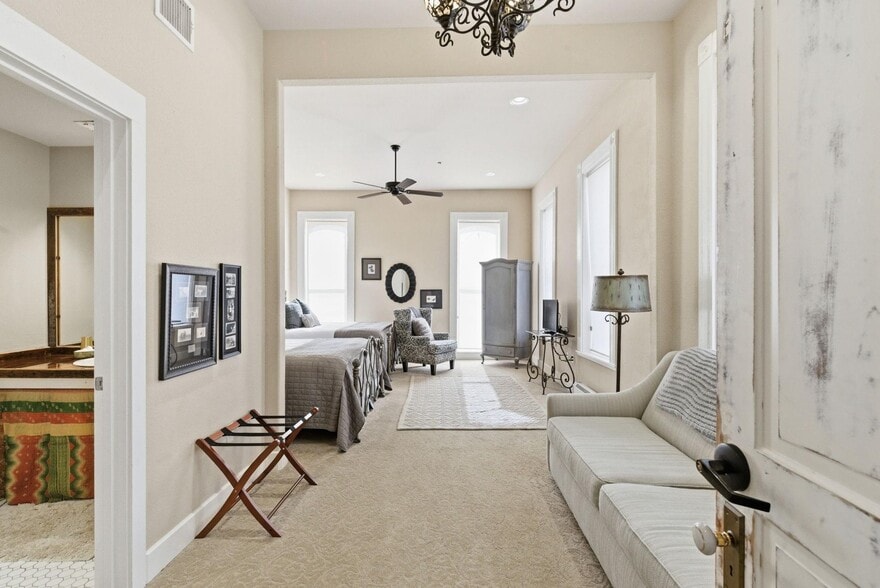 More Photos Of 103 N Pecan St, Hico Hotel For Sale
