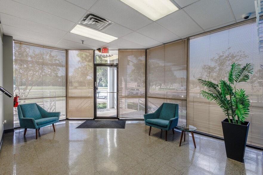 More Photos Of 11410-11420 Mathis Ave, Farmers Branch Distribution For Lease