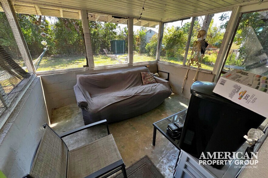 More Photos Of 2048 Bee Ridge Rd, Sarasota Storefront Retail Residential For Sale