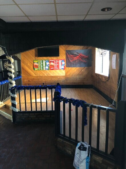 More Photos Of 318 W North Water St, New London Bar For Sale