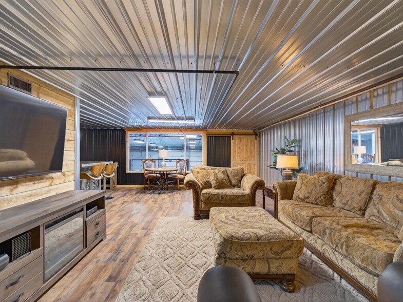 More Photos Of 15306 Covington Rd, Fort Wayne Flex For Sale