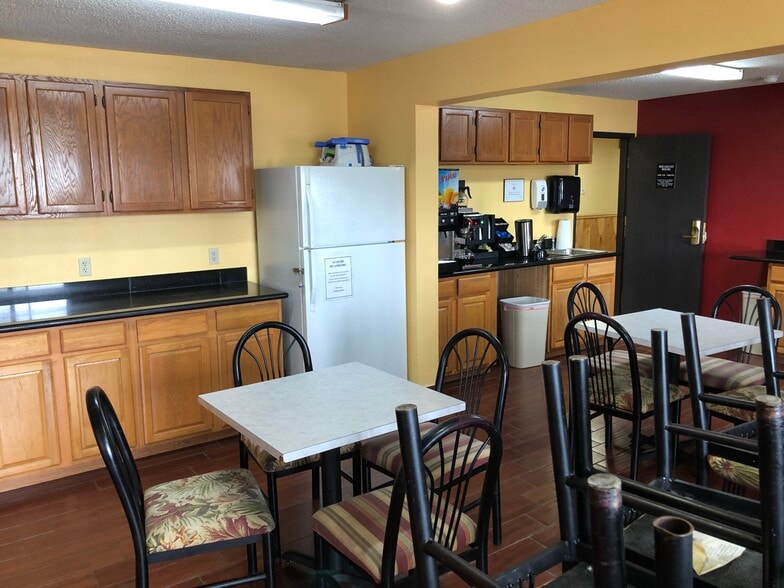 More Photos Of 2600 SE 16th St, Ames Hotel For Sale