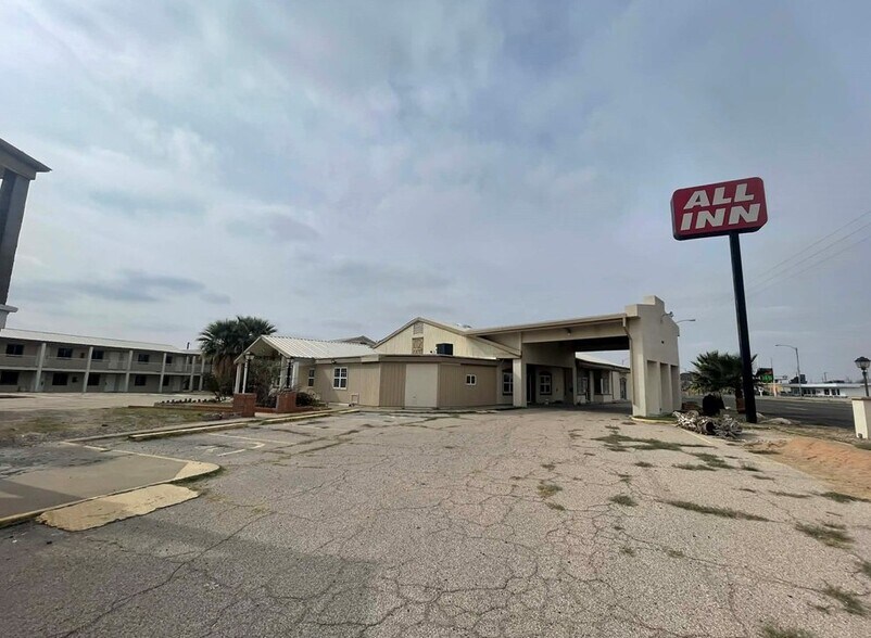 Primary Photo Of 800 E Dickinson Blvd, Fort Stockton Hotel For Sale