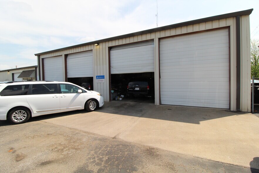 More Photos Of 1108 SW East Us-40 Hwy, Blue Springs Auto Repair For Sale