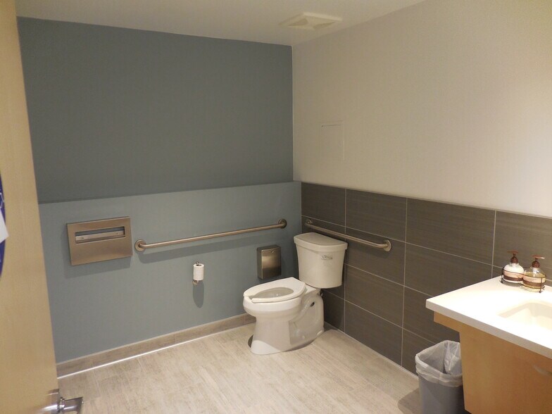 More Photos Of 25550 Hawthorne Blvd, Torrance Medical For Lease