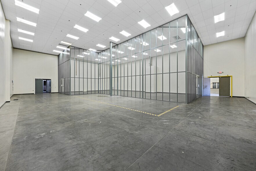 More Photos Of 1850 E Riverview Dr, Phoenix Manufacturing For Sale