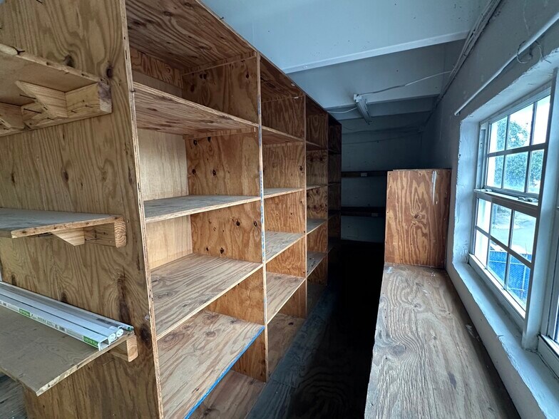 More Photos Of 5751 Dawson St, Hollywood Warehouse For Lease