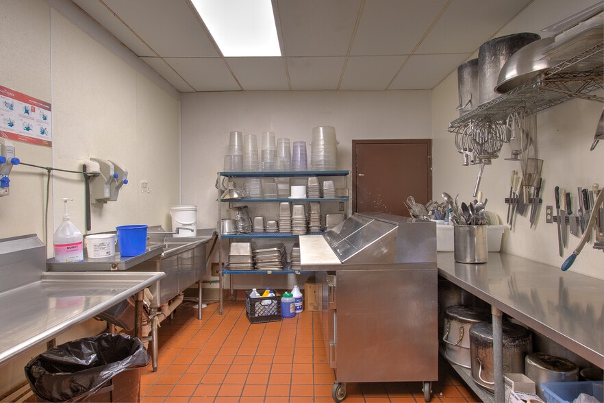 More Photos Of 118 Main St S, Cambridge Storefront For Sale