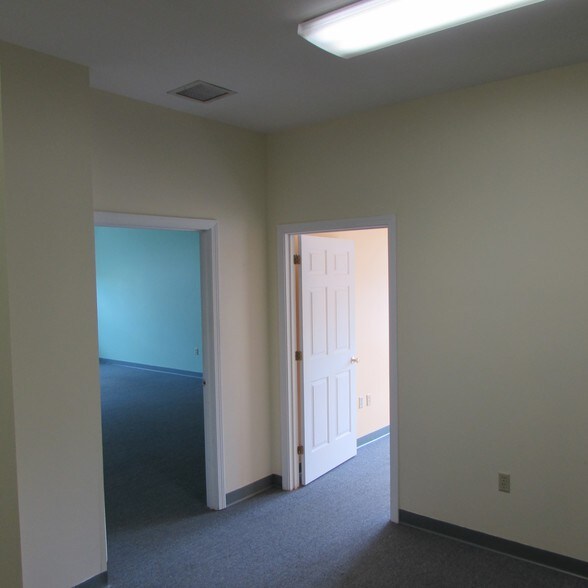 More Photos Of 7 Oak Hill Ter, Scarborough Office For Lease