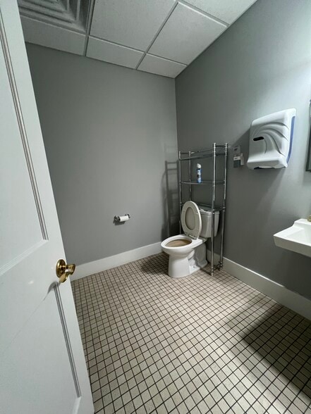 More Photos Of 500 Purdy Hill Rd, Monroe Medical For Lease